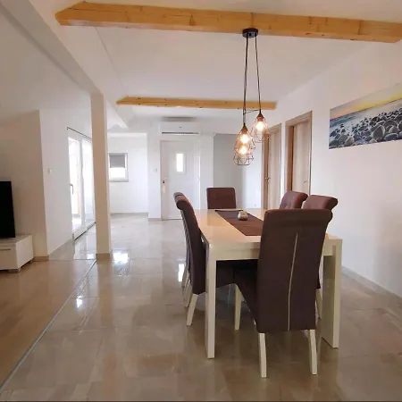 A Three Bedroom With Sea View Apartman *